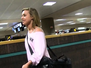 Tempting blonde honey Kennedy Leigh rubbing her putz