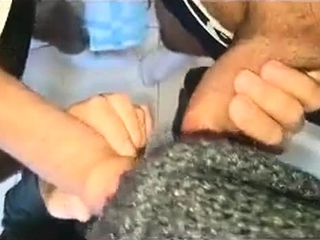 Com dois moleques que conhece no paredao