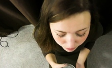 beve sperma dal bicchiere