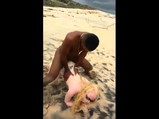 Comendo mulheres na praia suja