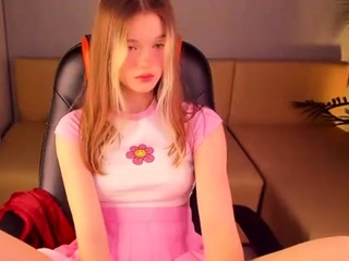 Hot amateur webcam teen masturbates for their fans