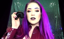 Bubble butt amateur goes solo with a toy in the powder room