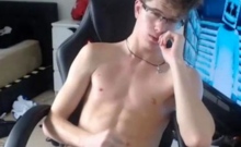 Muscular Hunk Shows Off On Webcam